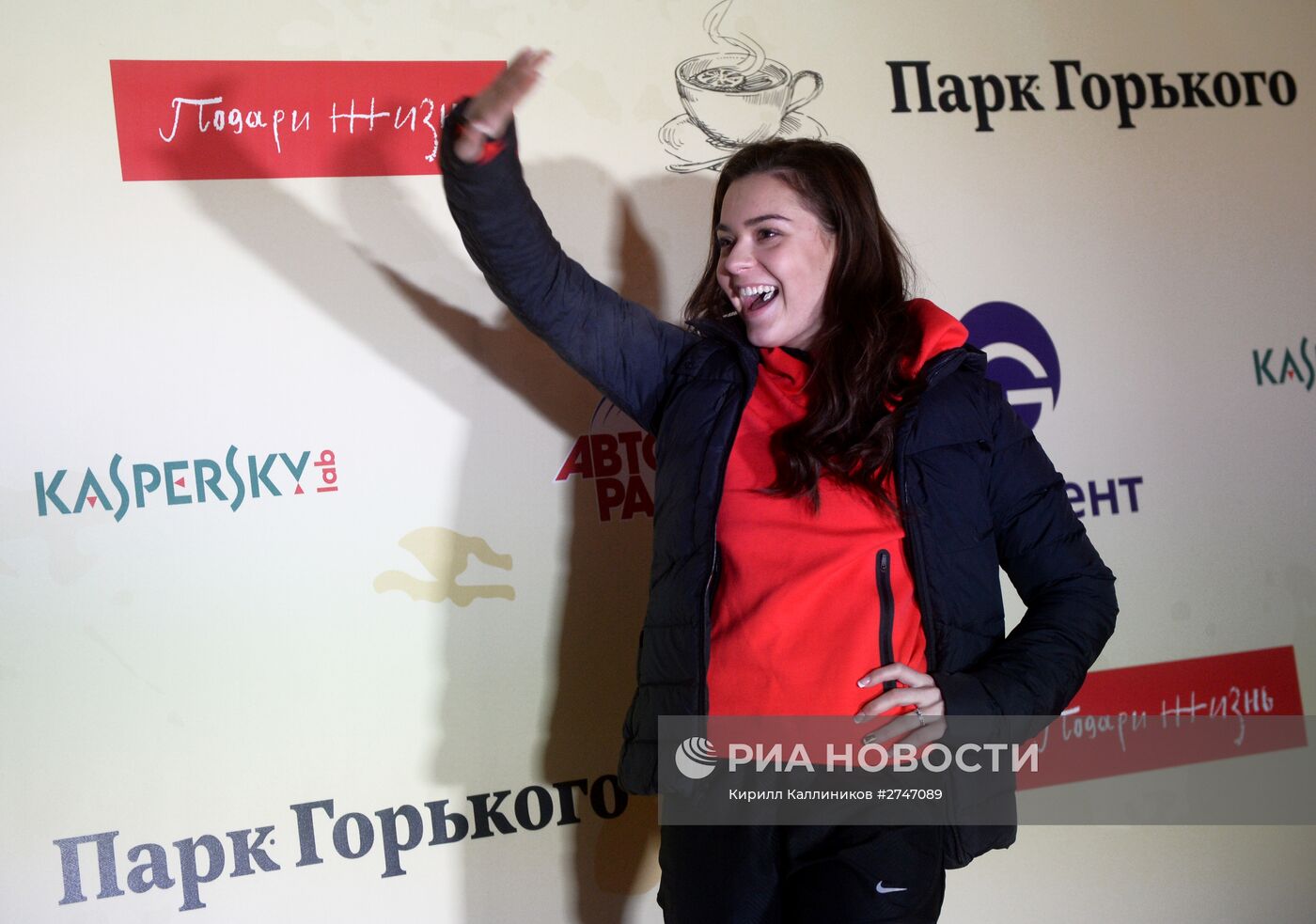"Безумное чаепитие" на катке в Парке Горького в рамках Дня Рождения фонда "Подари жизнь"