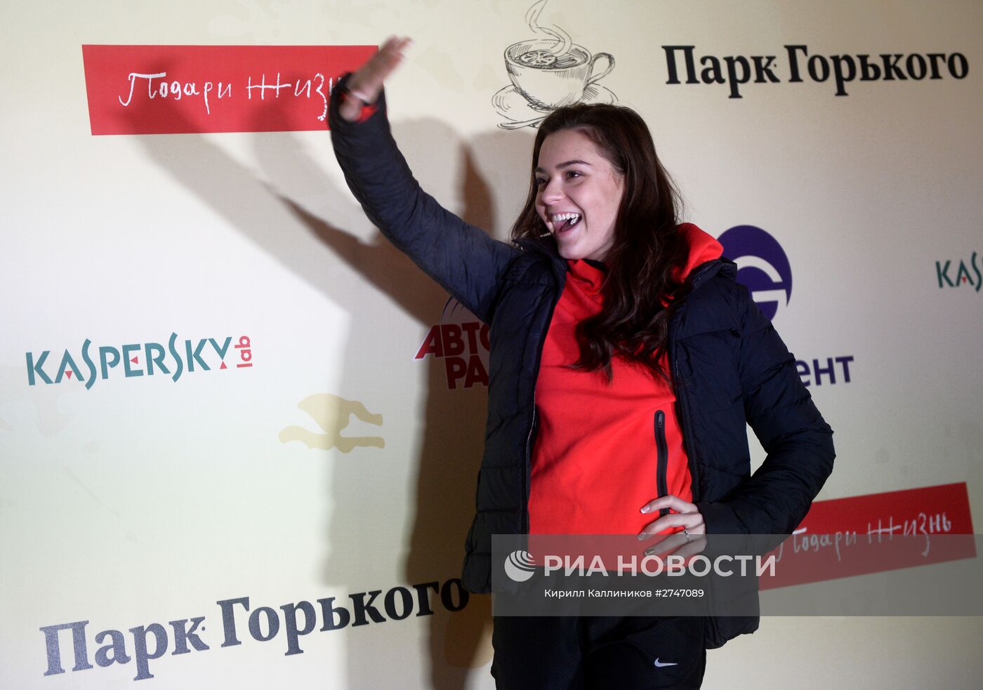 "Безумное чаепитие" на катке в Парке Горького в рамках Дня Рождения фонда "Подари жизнь"