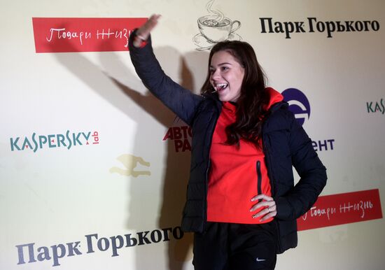 "Безумное чаепитие" на катке в Парке Горького в рамках Дня Рождения фонда "Подари жизнь"