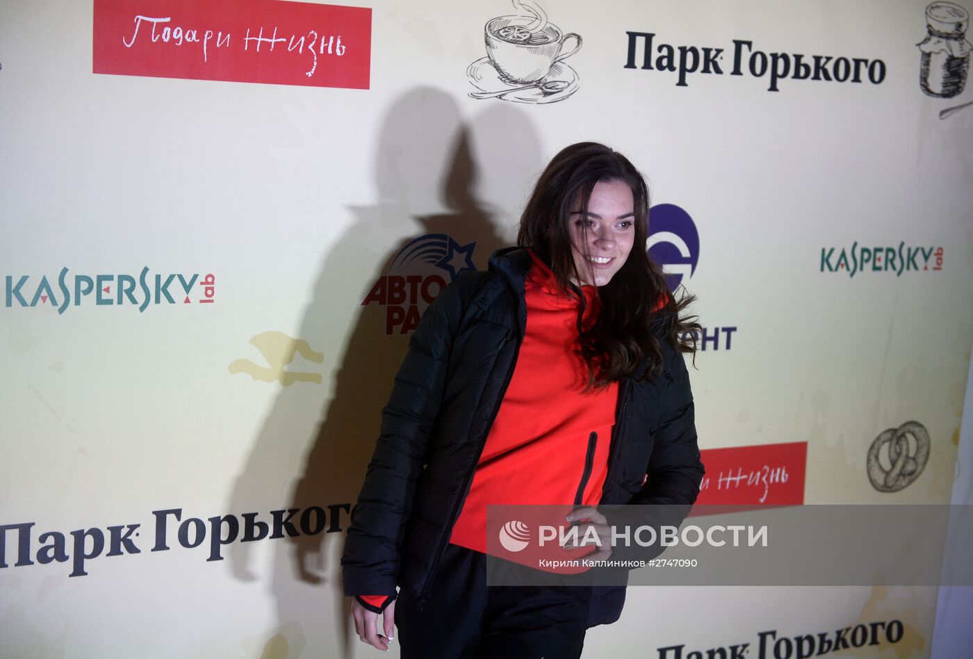 "Безумное чаепитие" на катке в Парке Горького в рамках Дня Рождения фонда "Подари жизнь"