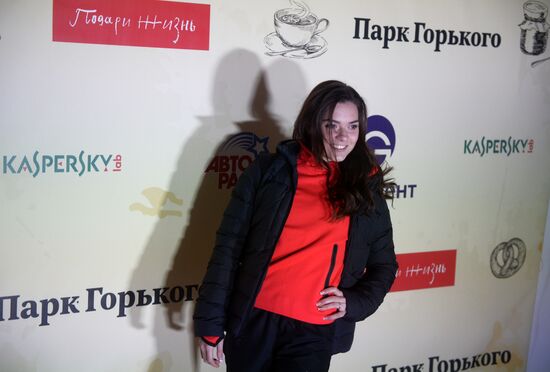 "Безумное чаепитие" на катке в Парке Горького в рамках Дня Рождения фонда "Подари жизнь"