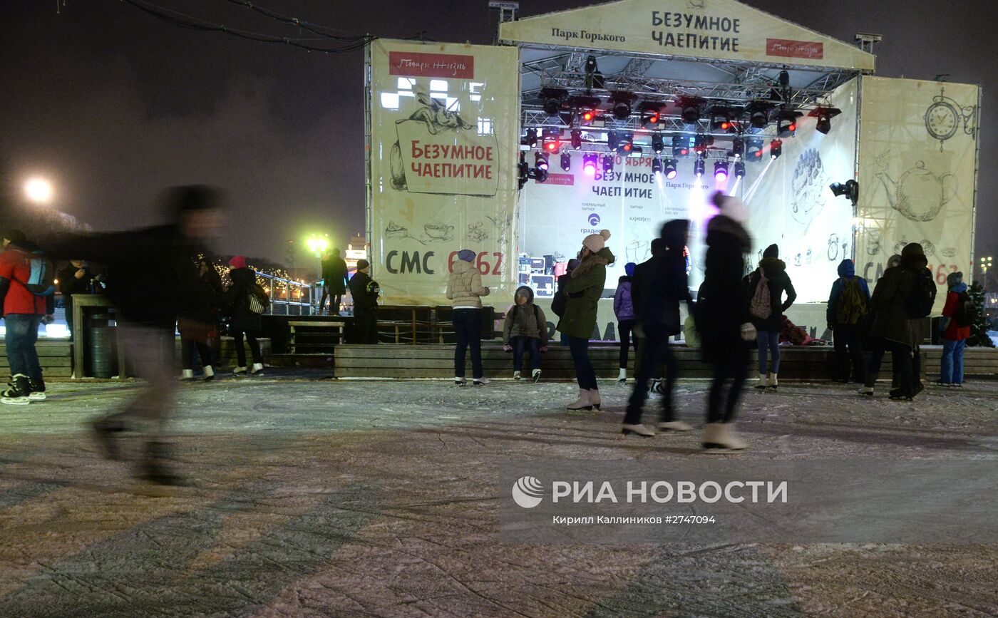 "Безумное чаепитие" на катке в Парке Горького в рамках Дня Рождения фонда "Подари жизнь"