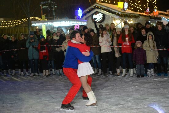 "Безумное чаепитие" на катке в Парке Горького в рамках Дня Рождения фонда "Подари жизнь"