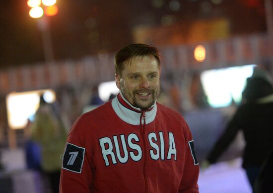 "Безумное чаепитие" на катке в Парке Горького в рамках Дня Рождения фонда "Подари жизнь"