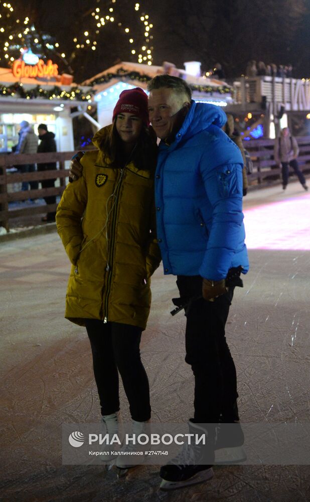 "Безумное чаепитие" на катке в Парке Горького в рамках Дня Рождения фонда "Подари жизнь"