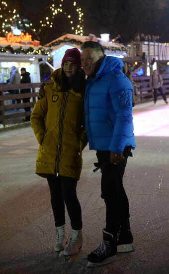 "Безумное чаепитие" на катке в Парке Горького в рамках Дня Рождения фонда "Подари жизнь"