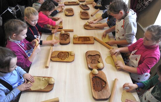 Производство пряников на фабрике "Медовые традиции" в Туле