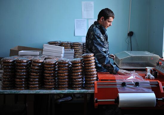 Производство пряников на фабрике "Медовые традиции" в Туле