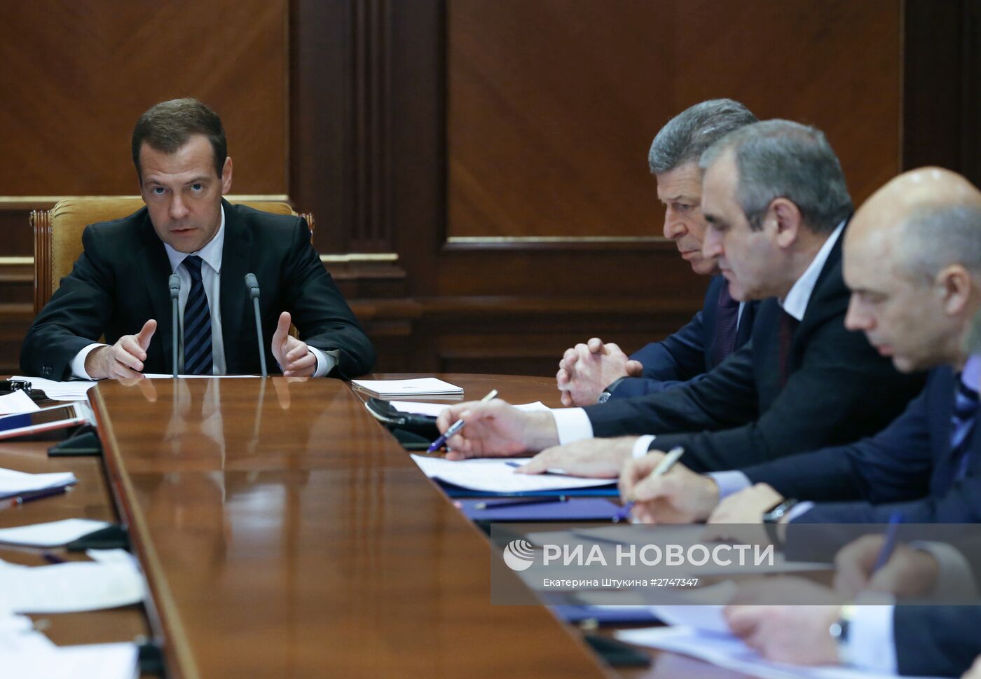 Премьер-министр РФ Д.Медведев проводит совещание по вопросам социальной поддержки граждан по взносам на капремонт многоквартирных домов