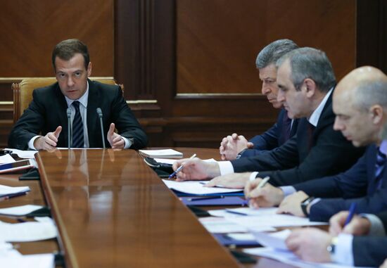 Премьер-министр РФ Д.Медведев проводит совещание по вопросам социальной поддержки граждан по взносам на капремонт многоквартирных домов