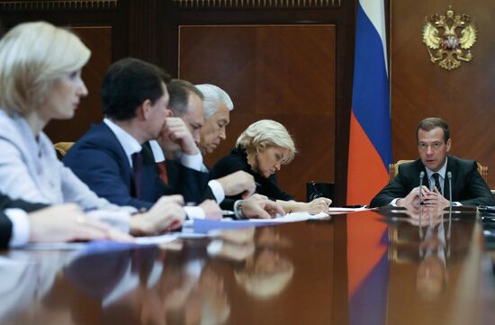 Премьер-министр РФ Д.Медведев проводит совещание по вопросам социальной поддержки по взносам на капремонт многоквартирных домов