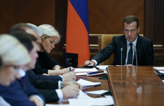 Премьер-министр РФ Д.Медведев проводит совещание по вопросам социальной поддержки по взносам на капремонт многоквартирных домов