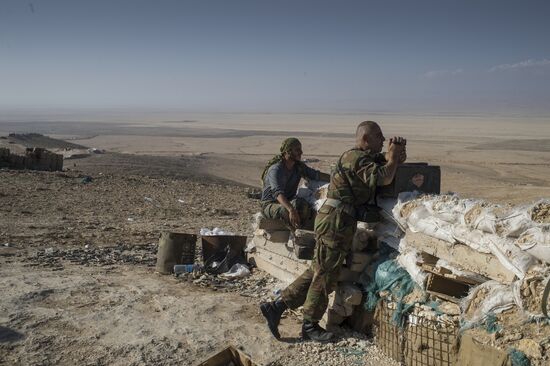 Передовые позиции бойцов сирийской армии в окрестностях Пальмиры