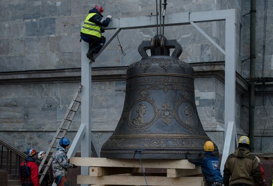Установка колокола на звонницу Исаакиеевского собора