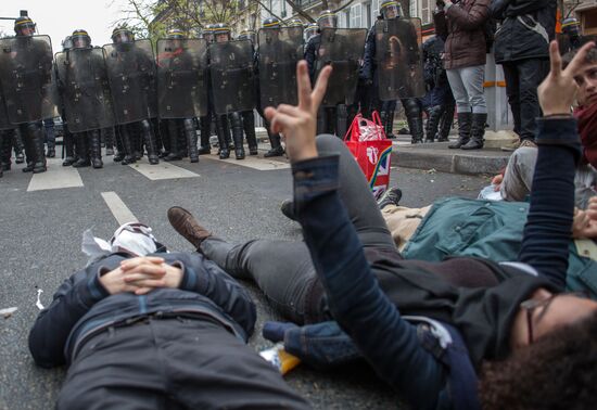 Беспорядки во время протестных экологических акций в Париже