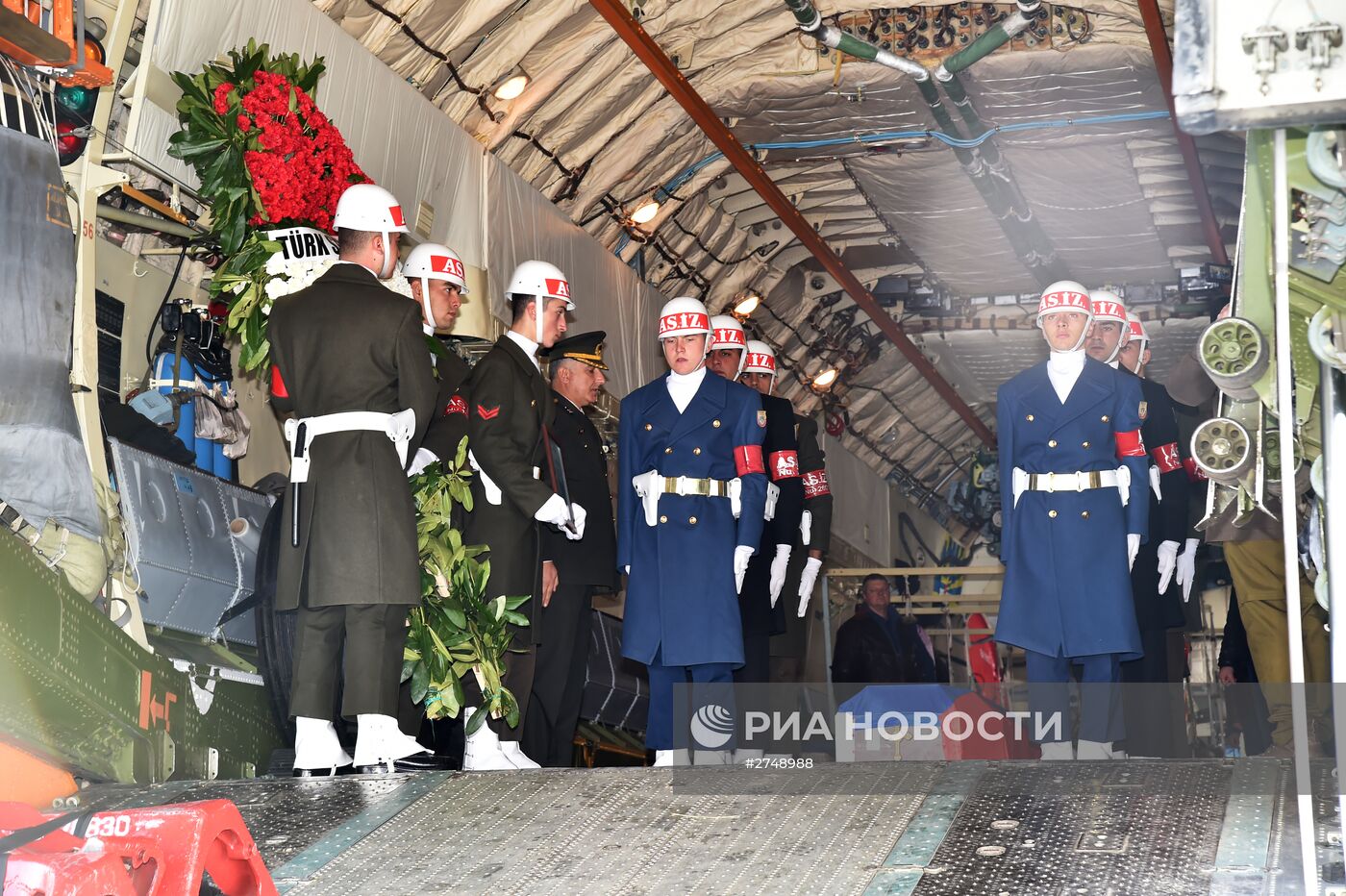 Гроб с телом российского летчика О.Пешкова отправлен из Турции в Россию