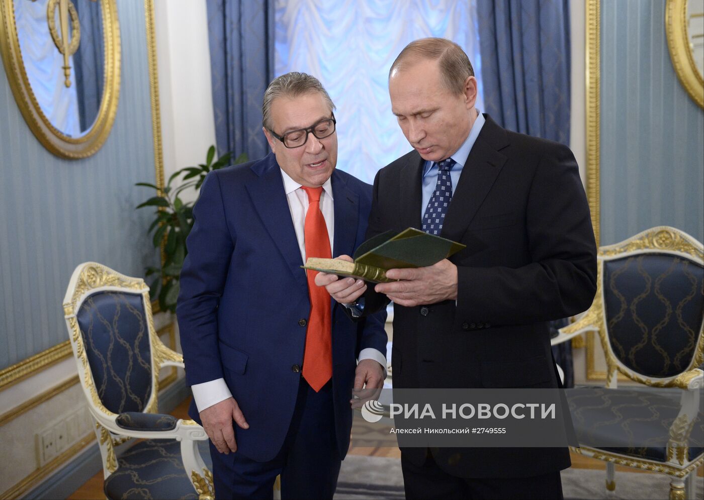 Президент РФ В.Путин поздравил с 70-летним юбилеем народного артиста Г.Хазанова