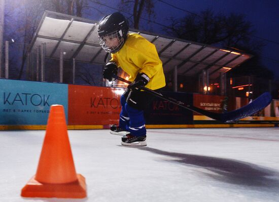 Открытие бесплатной хоккейной школы для детей в Парке Горького