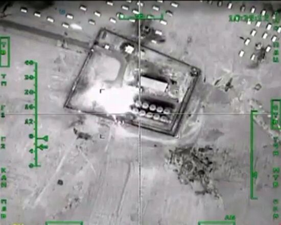Нанесение авиаудара ВКС России по нефтехранилищам террористов в Сирии