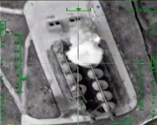 Нанесение авиаудара ВКС России по нефтехранилищам террористов в Сирии