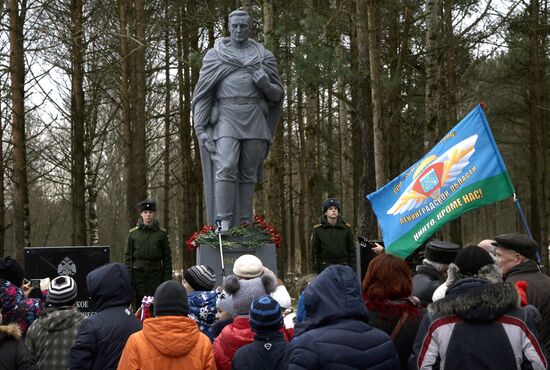 Открытие памятника "Советскому солдату" в Ленинградской области
