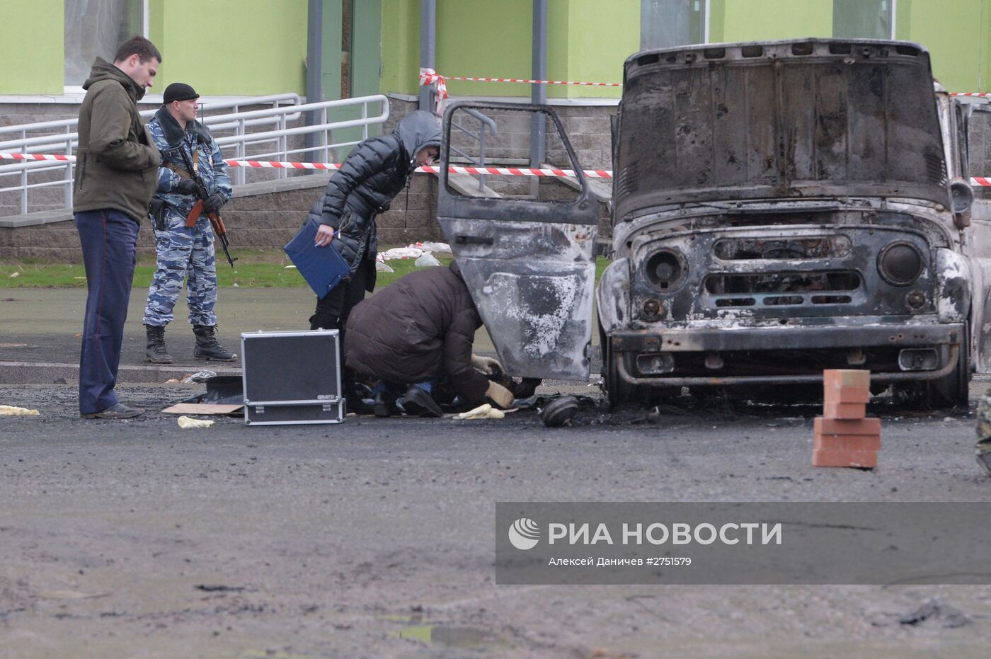 В Петербурге неизвестные расстреляли полицейский УАЗ