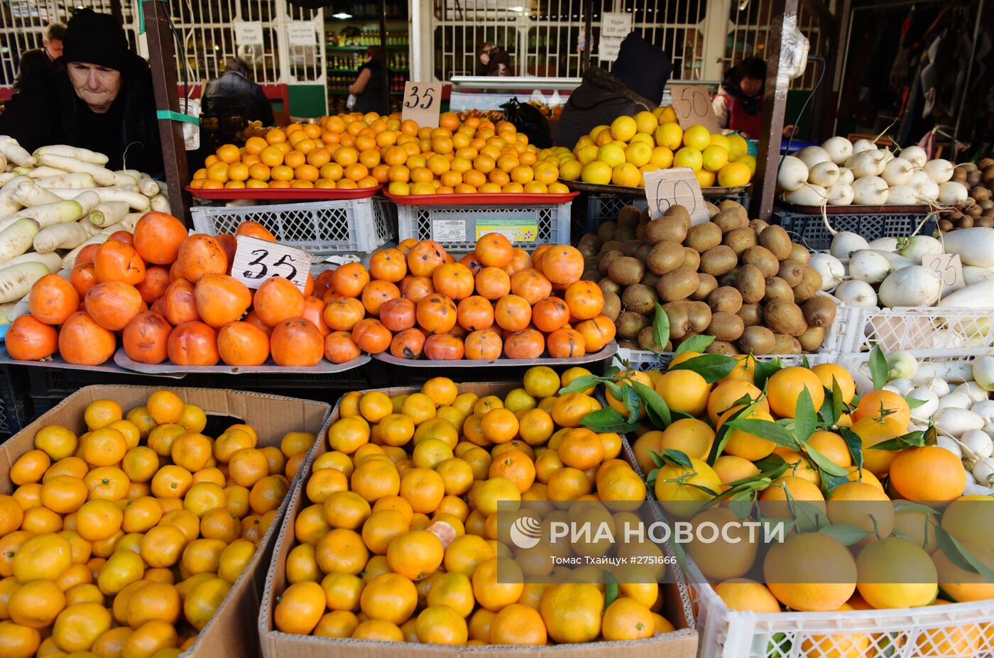 Продажа фруктов на Сухумском рынке