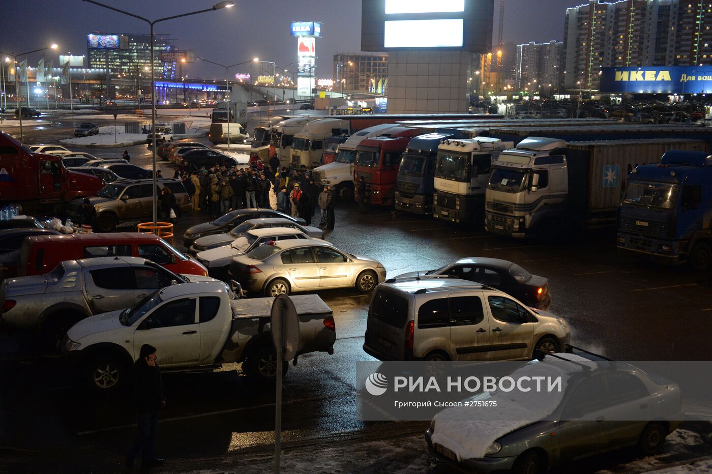Дальнобойщики, выступающие против системы "Платон", на парковке ТРЦ "Мега-Химки"