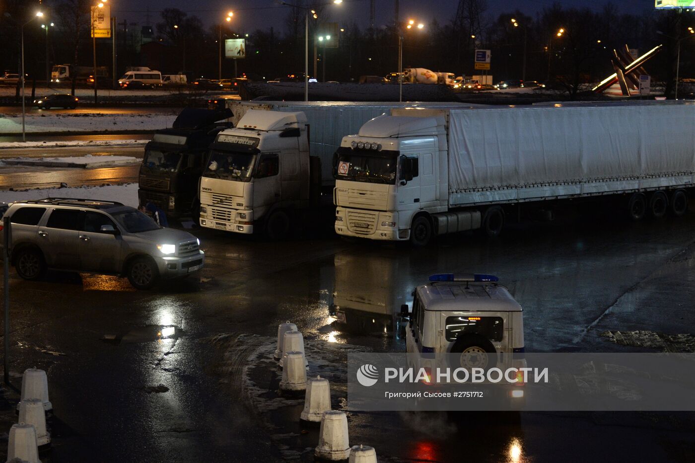 Дальнобойщики, выступающие против системы "Платон", на парковке ТРЦ "Мега-Химки"