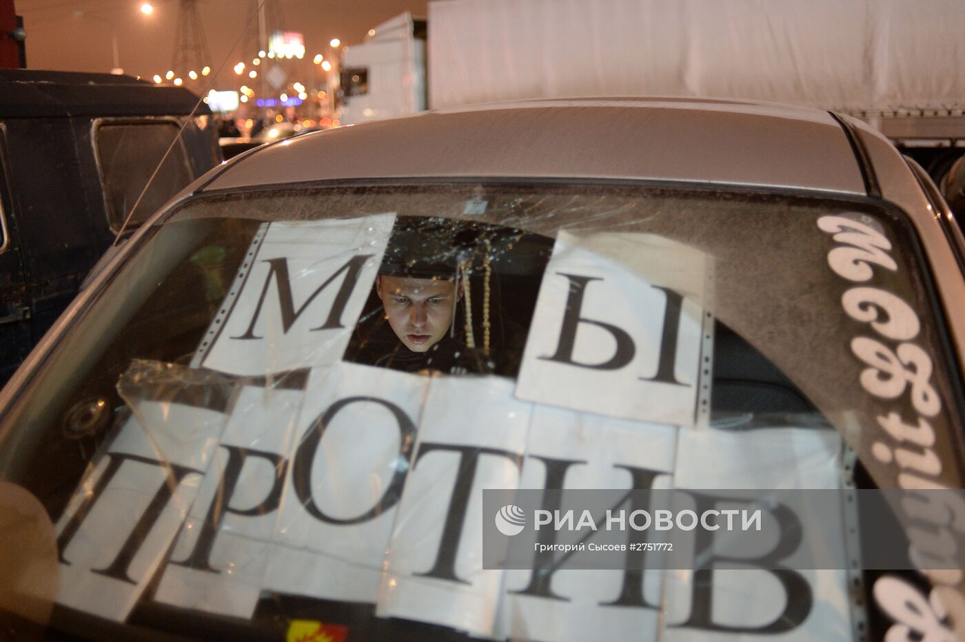 Дальнобойщики, выступающие против системы "Платон", на парковке ТРЦ "Мега-Химки"