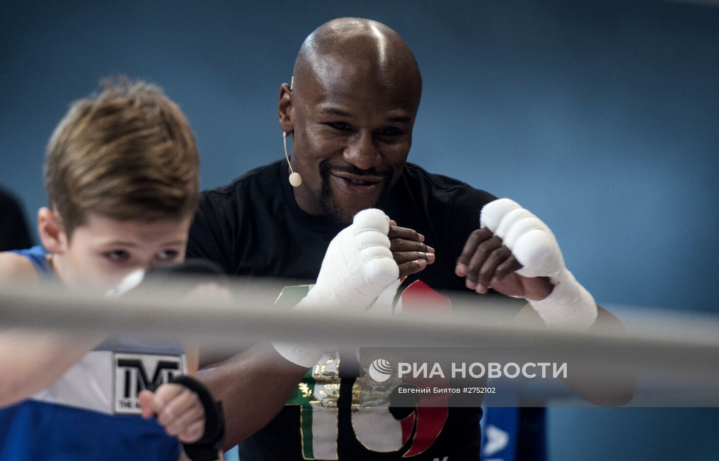 Боксер Флойд Мейвезер провел массовую открытую тренировку в Москве