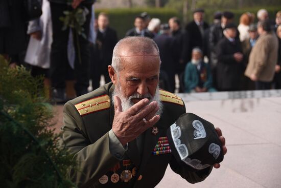 Возложение венков в память участников битвы под Москвой в Душанбе
