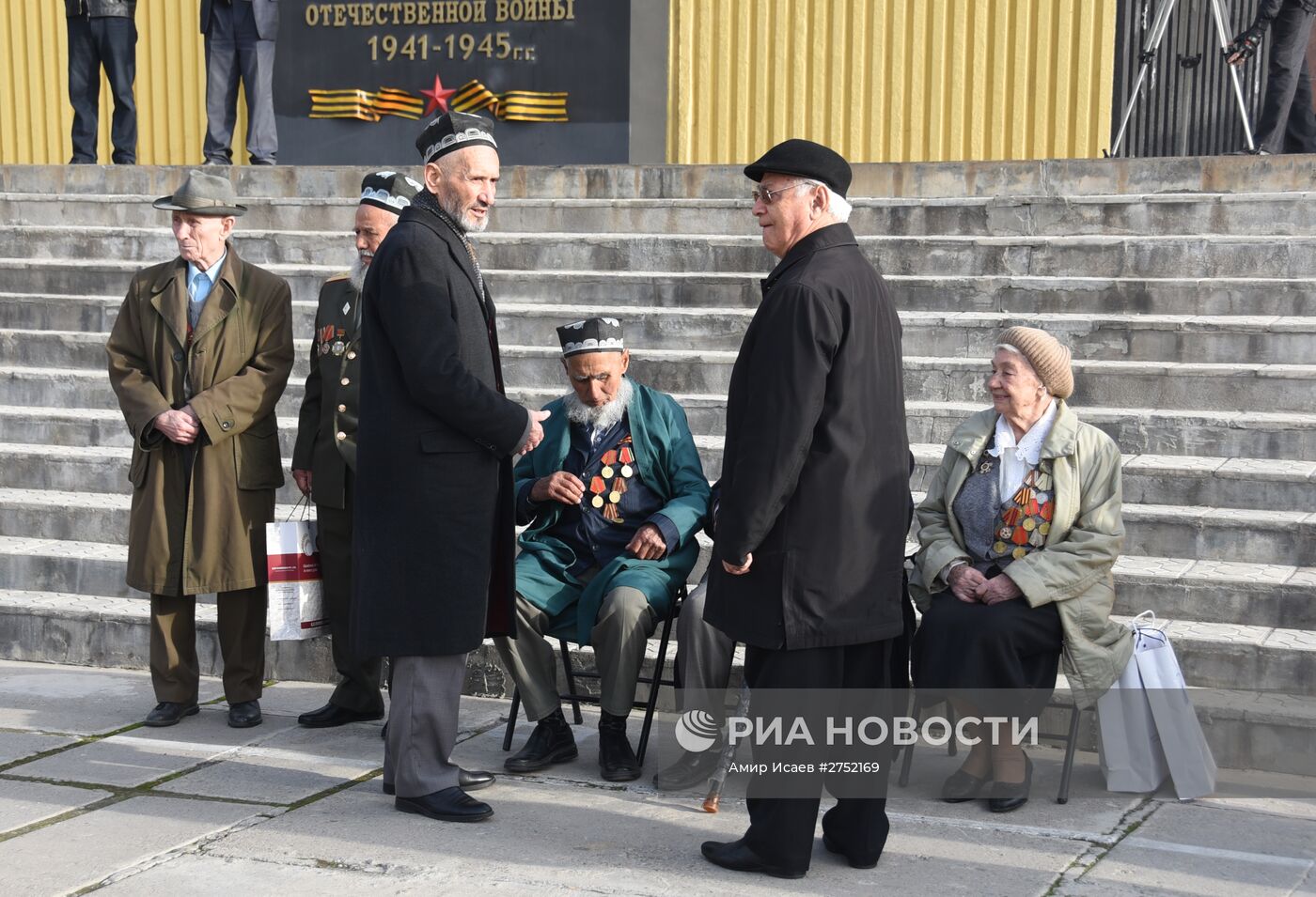 Возложение венков в память участников битвы под Москвой в Душанбе