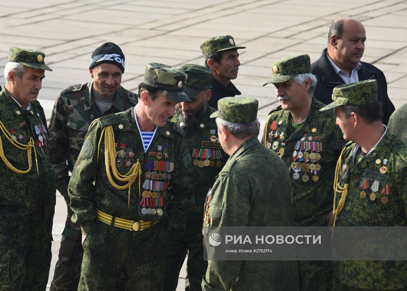 Возложение венков в память участников битвы под Москвой в Душанбе