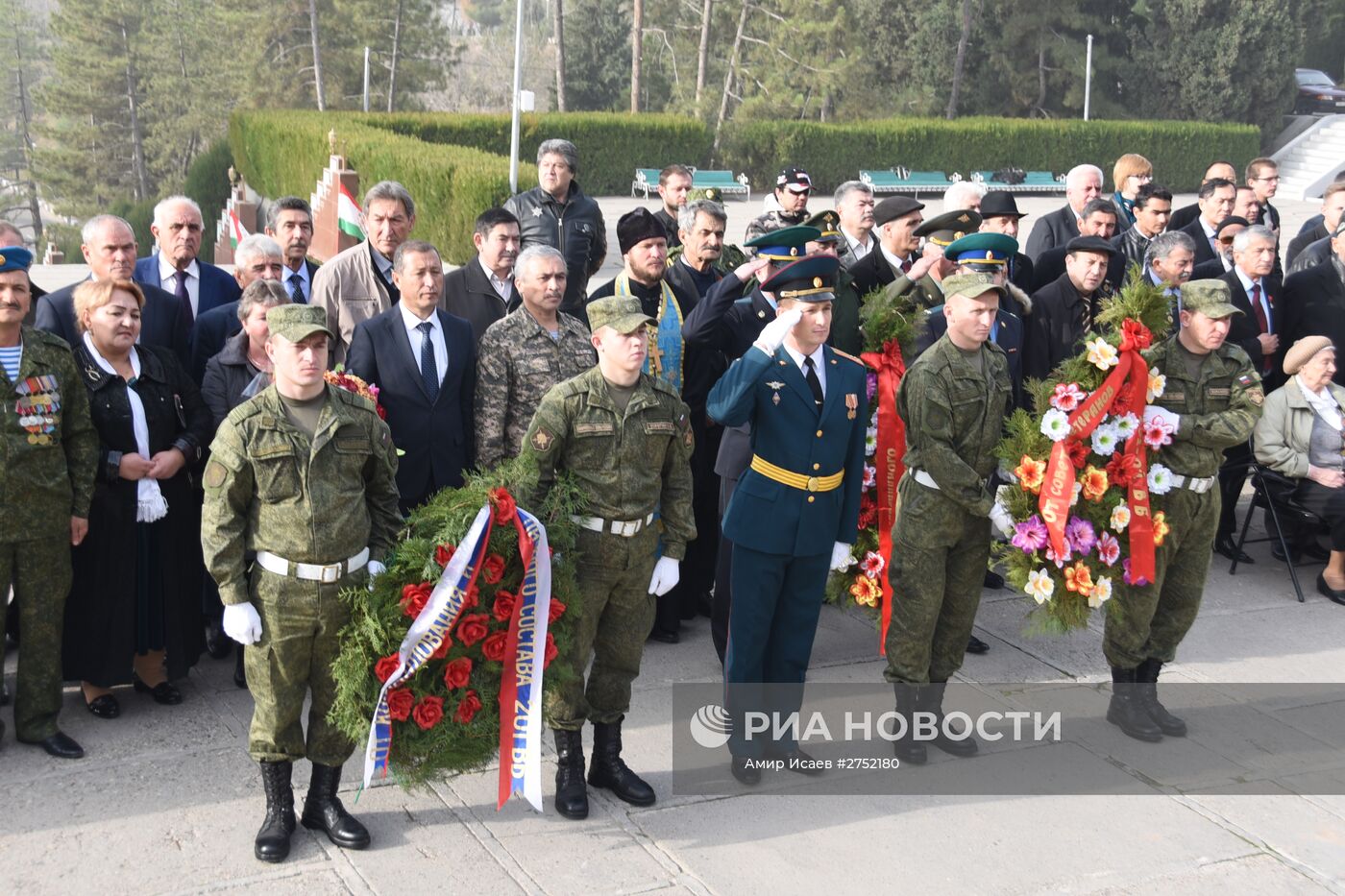 Возложение венков в память участников битвы под Москвой в Душанбе