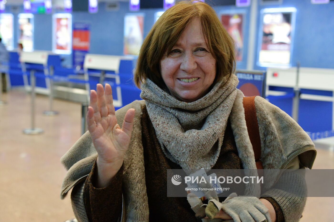 Писательница Светлана Алексиевич в аэропорту Минска