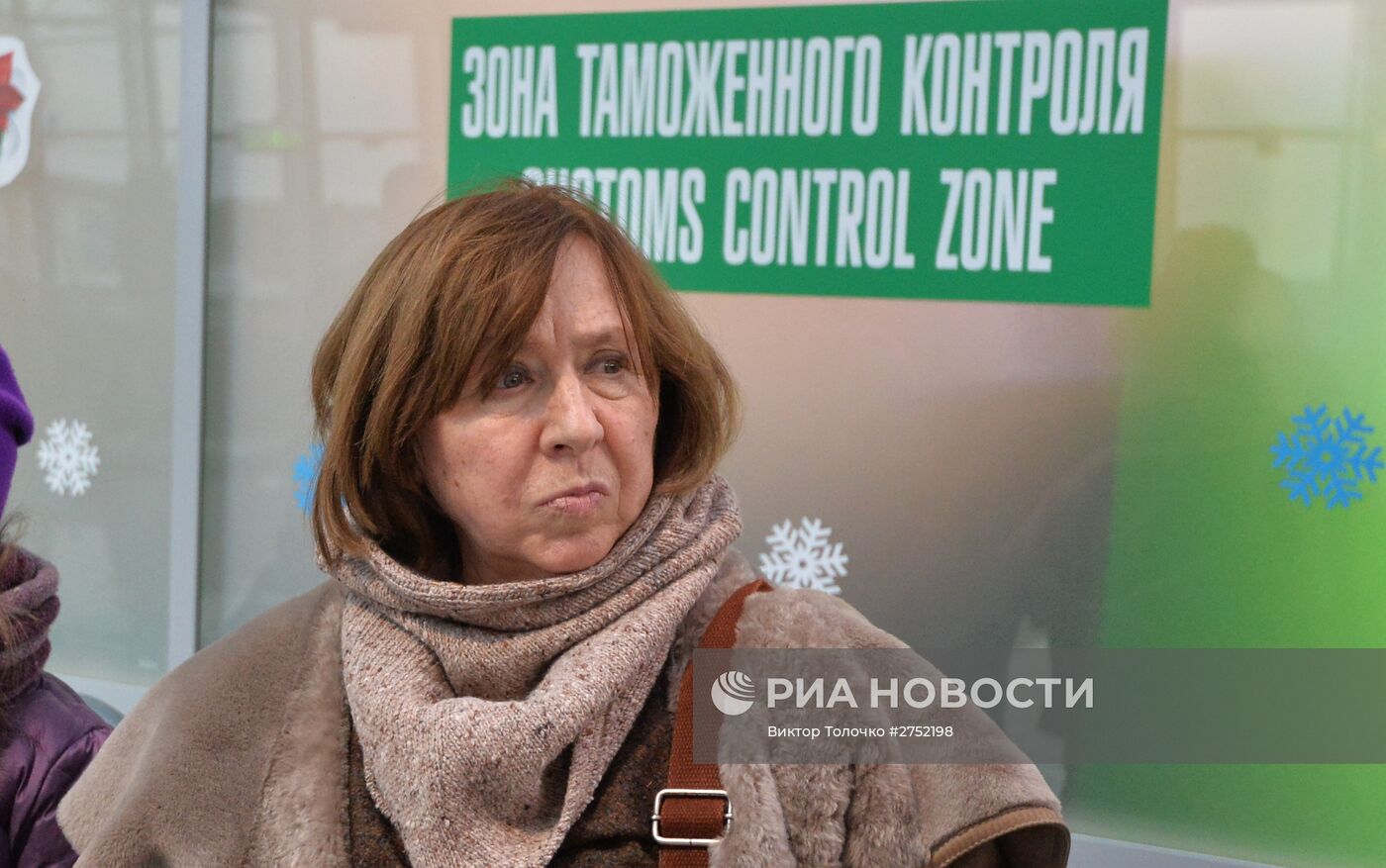 Писательница Светлана Алексиевич в аэропорту Минска