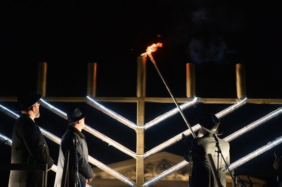 Церемония зажжения ханукальной свечи на площади Революции в Москве