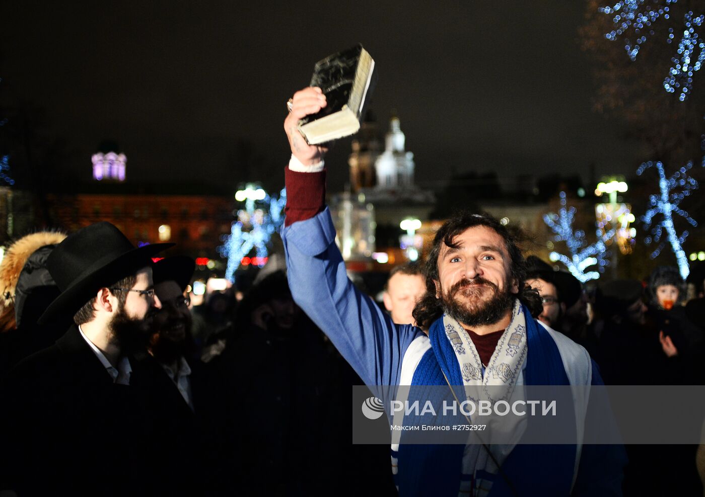 Церемония зажжения ханукальной свечи на площади Революции в Москве