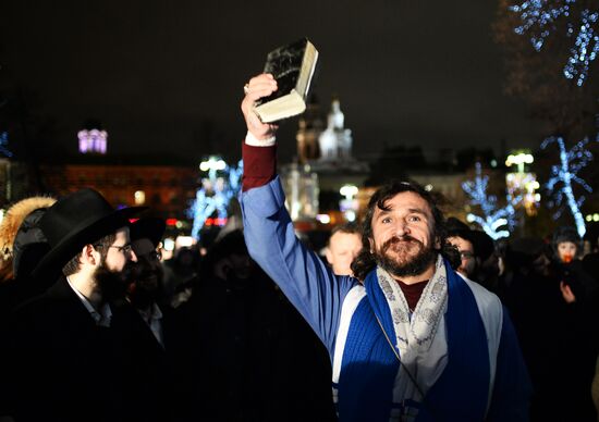 Церемония зажжения ханукальной свечи на площади Революции в Москве