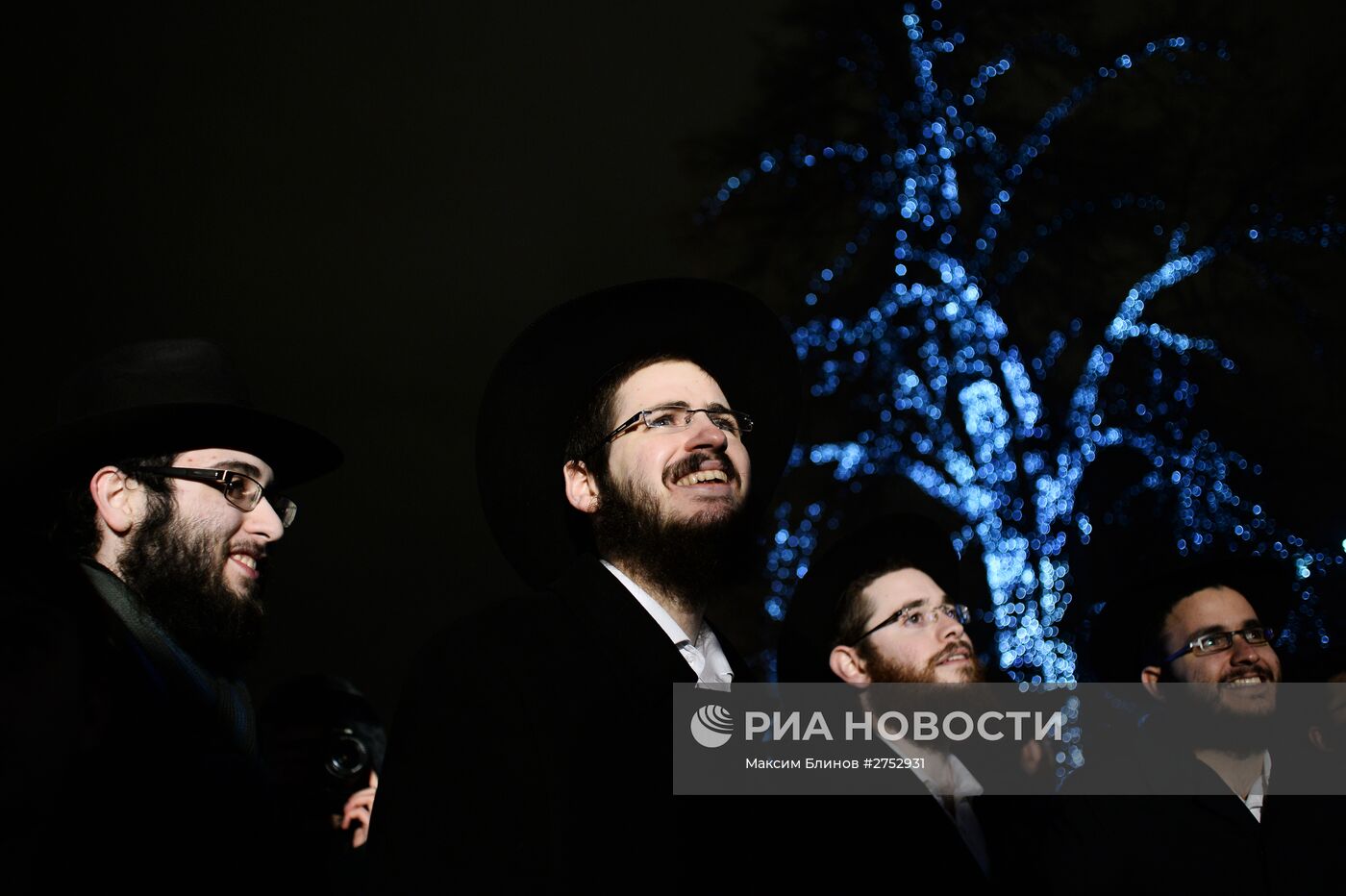 Церемония зажжения ханукальной свечи на площади Революции в Москве