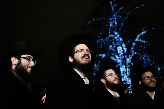 Церемония зажжения ханукальной свечи на площади Революции в Москве