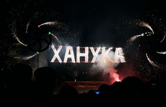 Церемония зажжения ханукальной свечи на площади Революции в Москве