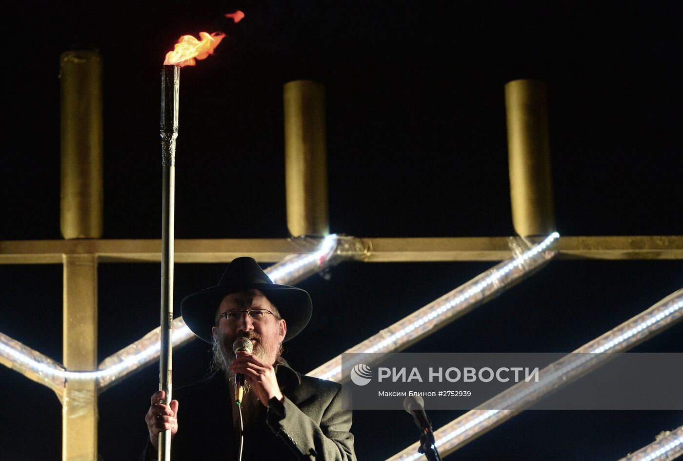 Церемония зажжения ханукальной свечи на площади Революции в Москве