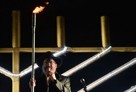 Церемония зажжения ханукальной свечи на площади Революции в Москве