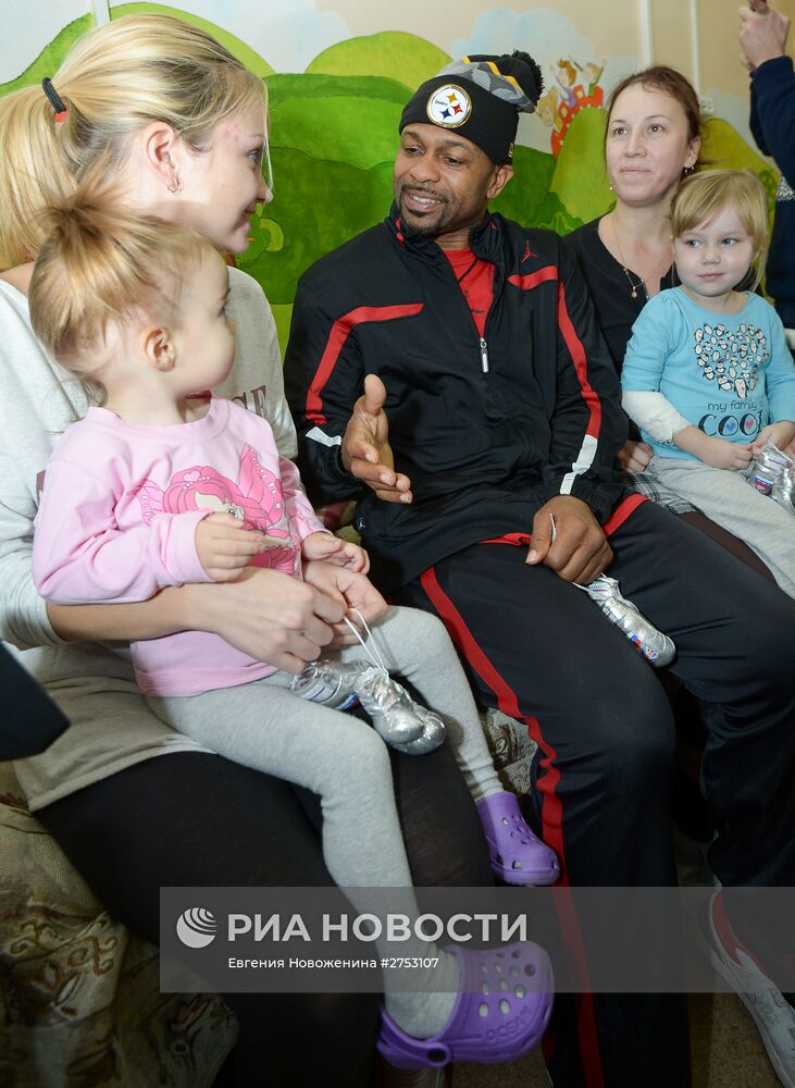 Рой Джонс посетил Морозовскую больницу с благотворительным визитом