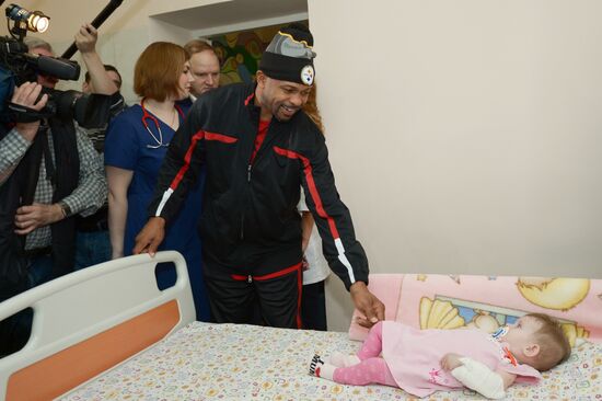 Рой Джонс посетил Морозовскую больницу с благотворительным визитом
