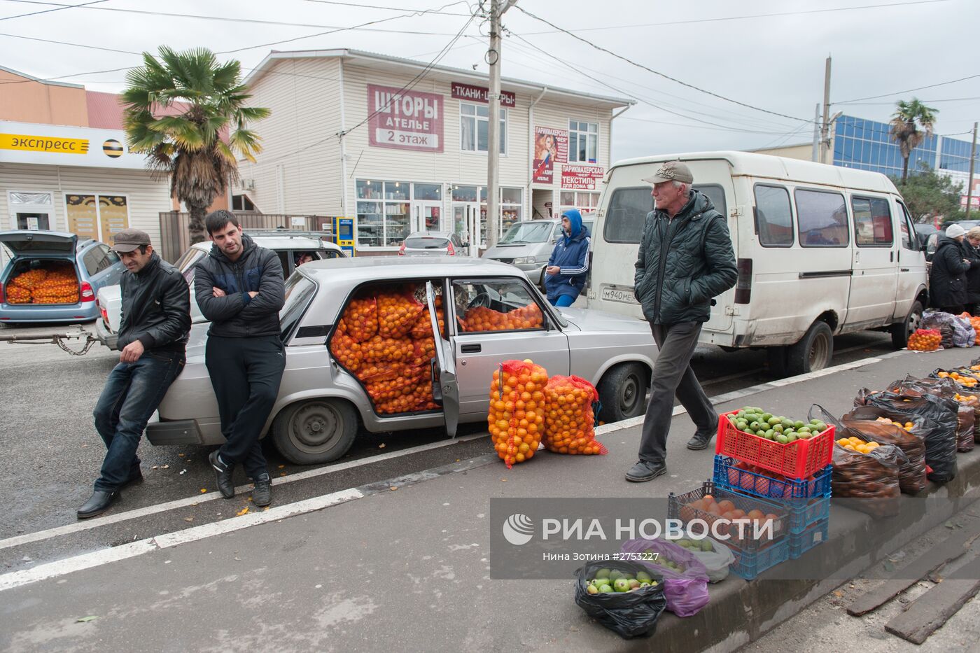 Продажа мандаринов на границе России и Абхазии в Краснодарском крае