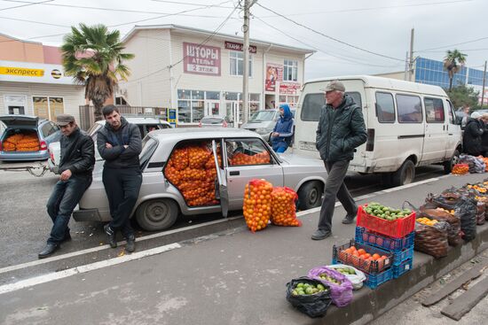 Продажа мандаринов на границе России и Абхазии в Краснодарском крае