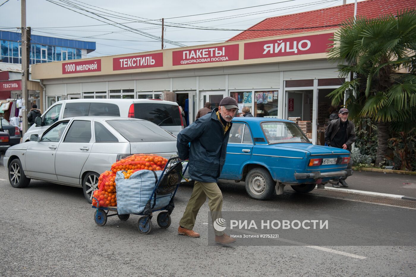 Продажа мандаринов на границе России и Абхазии в Краснодарском крае